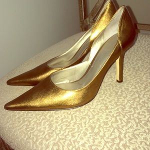 smooth metallic gold, pointed toe heel