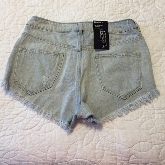 NWT H&M distressed high-waisted shorts - Picture 2 of 3