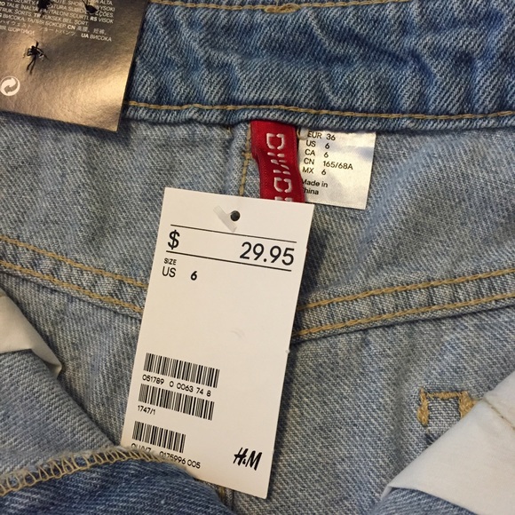 NWT H&M distressed high-waisted shorts - Picture 3 of 3