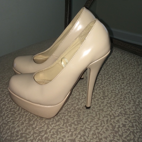 nude pumps, good condition