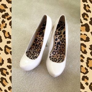 💎Nude heels with jewel encrusted heel💎