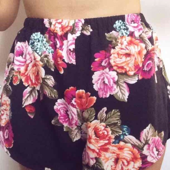 🆕 Floral Shorts - Picture 2 of 3