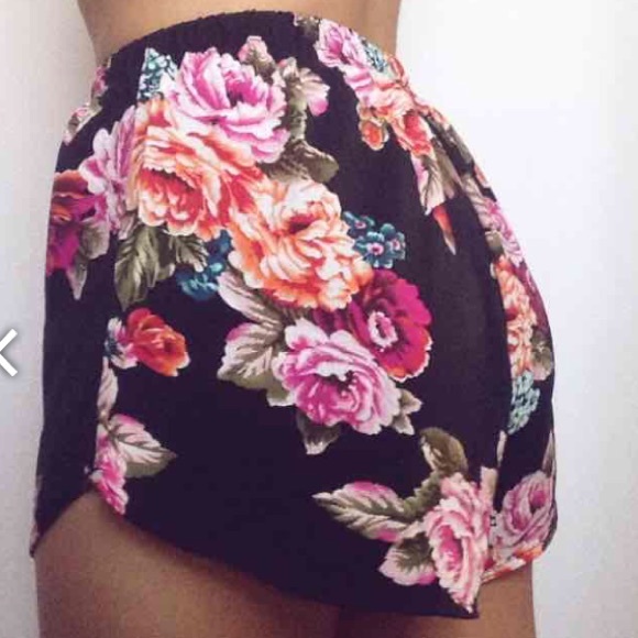 🆕 Floral Shorts - Picture 3 of 3