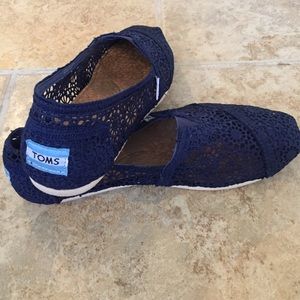 TOMS navy blue eyelet shoes size 7