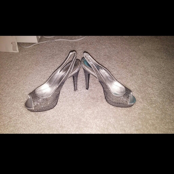 High heals - Picture 2 of 3