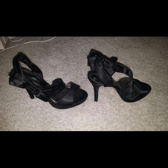 Black high heals - Picture 2 of 3