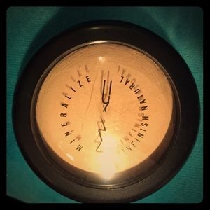 Mac mineralized skin finish powder in LIGHT