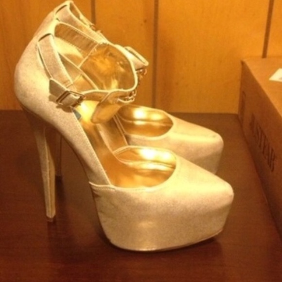 Gold pump with lion medallion🎀
