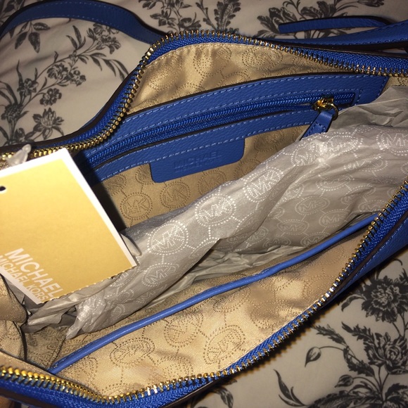 🚫SOLD🚫Micheal Kors Rhea Zip Small Messenger✨ - Picture 2 of 4