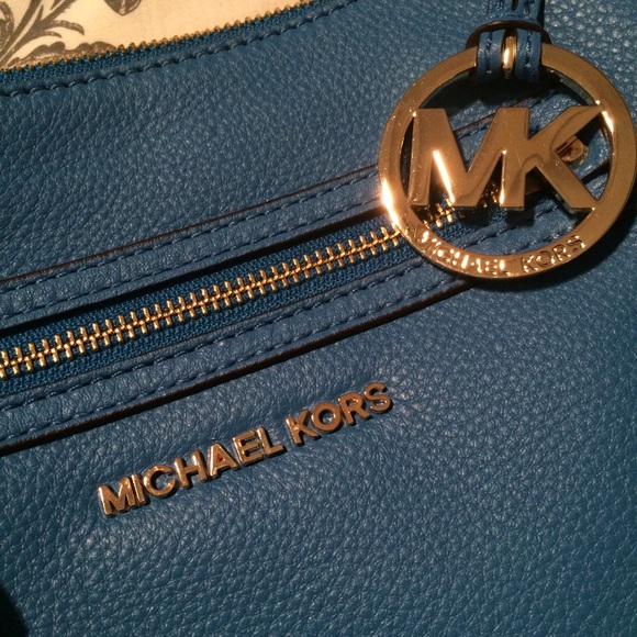 🚫SOLD🚫Micheal Kors Rhea Zip Small Messenger✨ - Picture 3 of 4