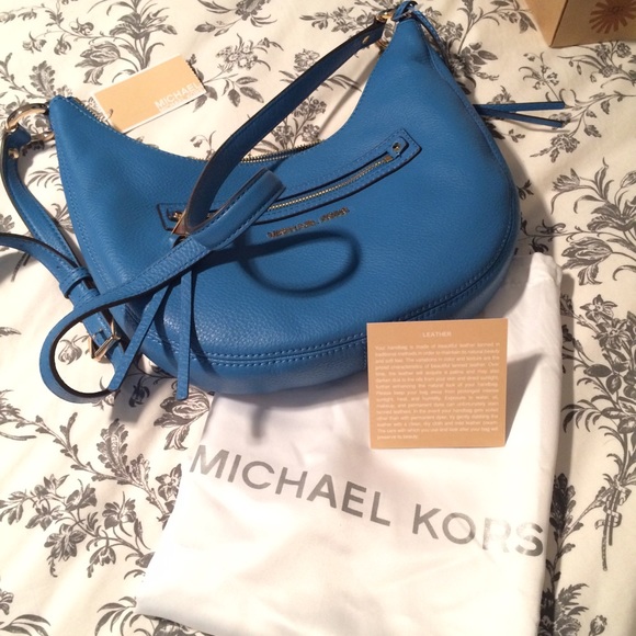 🚫SOLD🚫Micheal Kors Rhea Zip Small Messenger✨ - Picture 4 of 4