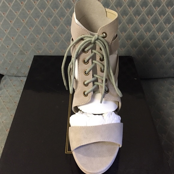 Gray faux leather Colin Stuart lace up heels - Picture 2 of 4