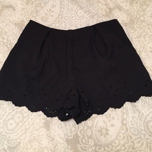 Harper Size M Black Scalloped shorts