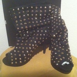 💥💥1 day sale💥💥New Gold&Black Torrid Booties