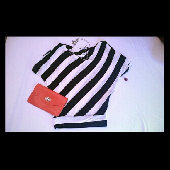 Semi-scoop top only w peekaboo shoulder cut-outs