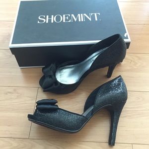 NWT black bow heels