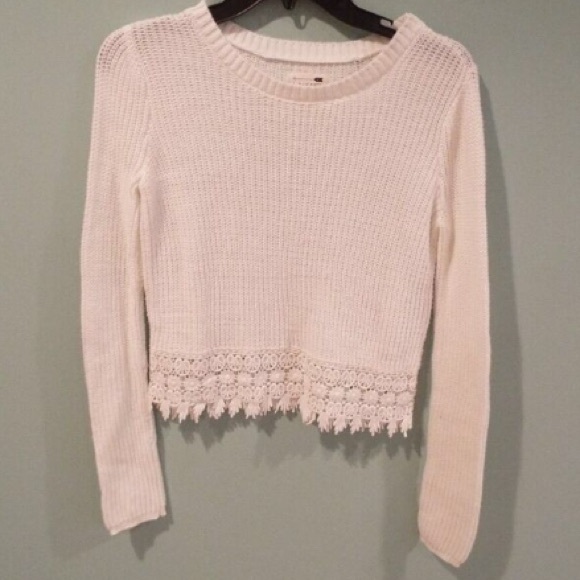 Crop sweater with lace on the bottom