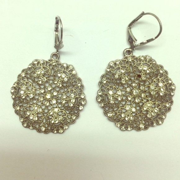 Gorgeous dangly earrings with rhinestones