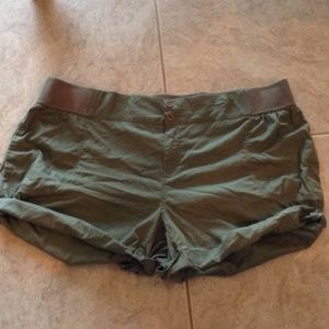 PLUS SIZE dark green shorts