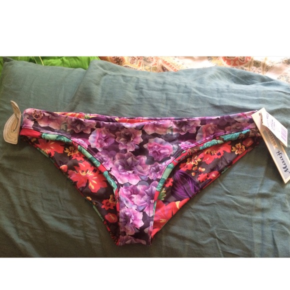 Maaji bottoms- liner in tact