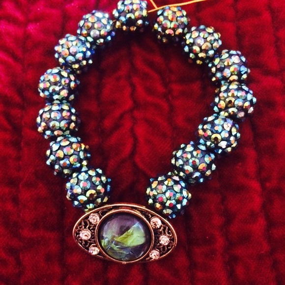 Bejeweled bracelet with pendant💚