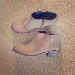 🌾Steve Madden Leather Ankle Bootie w/ Gold Detail