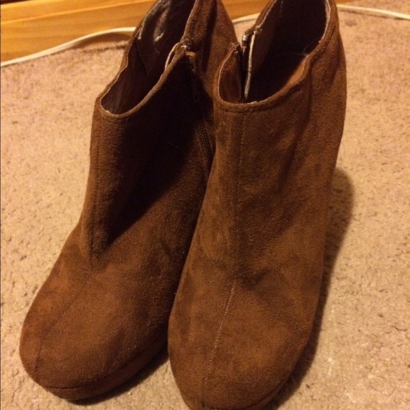 Wedge suede heels