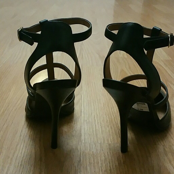 🎀SOLD🎀 Surfice Black Multi
Steve Madden heels - Picture 3 of 4