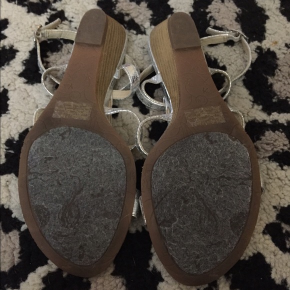NWOT Kathy Van Zeeland Silver Sandals - Picture 2 of 4