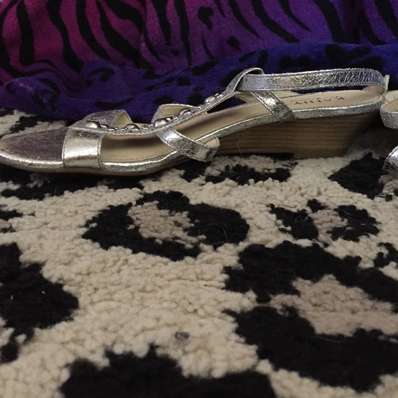 NWOT Kathy Van Zeeland Silver Sandals - Picture 4 of 4