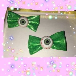 ON SALE 🎉Eyeball Hair Bows🎀💚💚