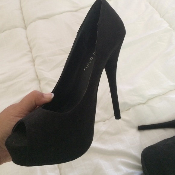 Heels - Picture 3 of 4