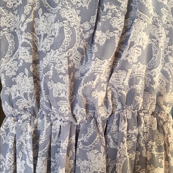 Small floral designed dress - Picture 2 of 3