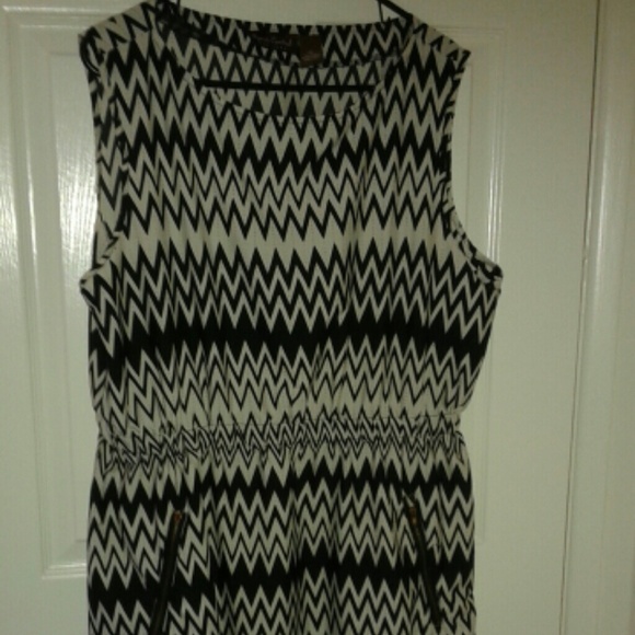 Chevron 2x dress with zipper pockets