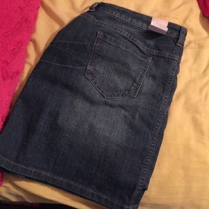 A denim skirt. (Juniors)