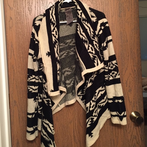 Tribal cardigan. Black and cream color📣📣📣📣📣