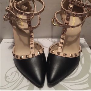 Beautiful black and cream rock stud pumps
