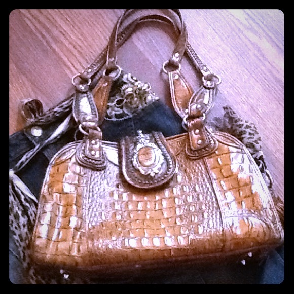 Handbag vegan brown gator print gorgeous details