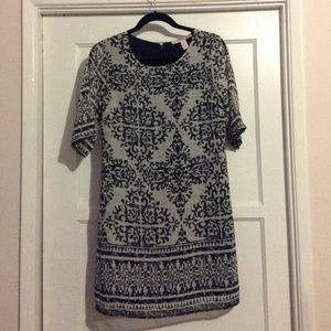 Loose fitted patterned dress with sleeves