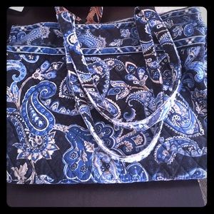 Beautiful medium size Vera Bradley bag