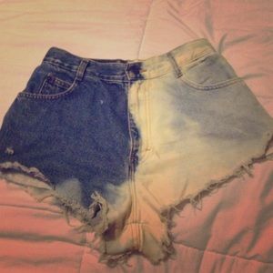 Distressed (hipster) denim shorts! (SZ 6/8)