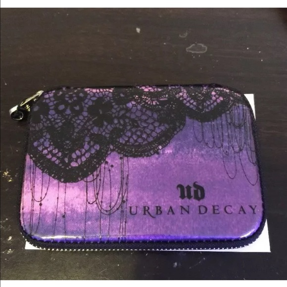 URBAN DECAY "THE FEMININE" EYE SHADOW PALETTE - Picture 2 of 3