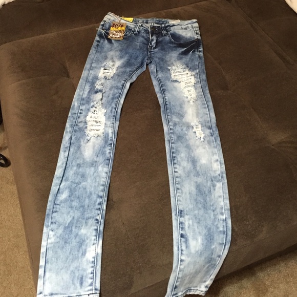 Distressed denim skinny jeans