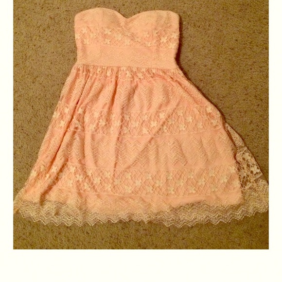 ⛔️⛔️⛔️SOLD⛔️⛔️⛔️Mystic light pink lacy strapless