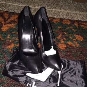 100%Authentic Gucci pointyToe black and gold pumps