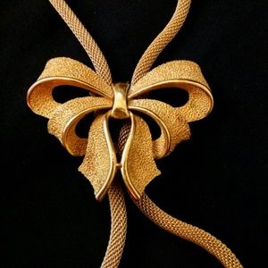 Vintage TRIFARI signed 36" gold tone necklace w/ a