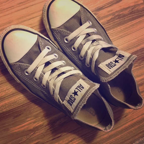 Converse low top sz men's 5 women's 7