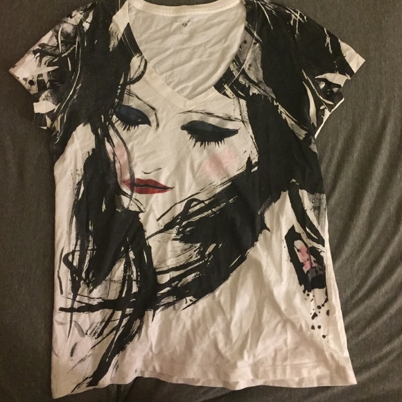 💋 Cute V-neck Tee 💋