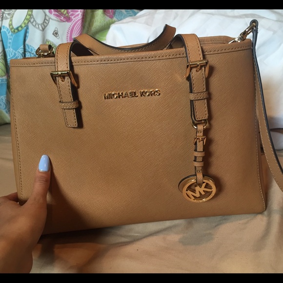 Medium sized michael kors bag, cross body