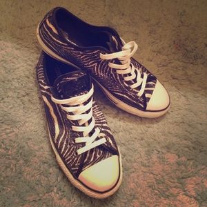 Zebra sequined chucks! Whaaaat!! 😎